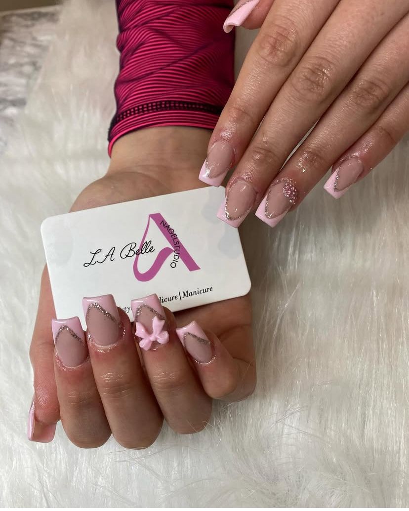 Roze en wit gemanicuurde nagels