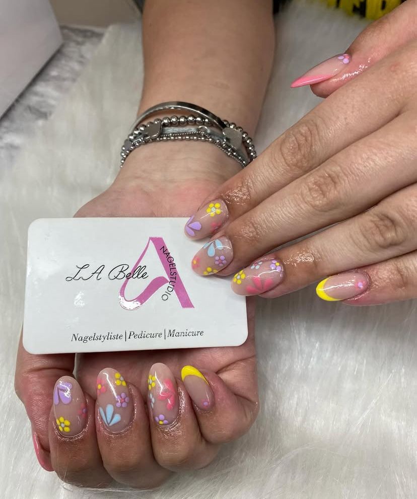 Rode nagels op handen die roze gebreide stof vasthouden