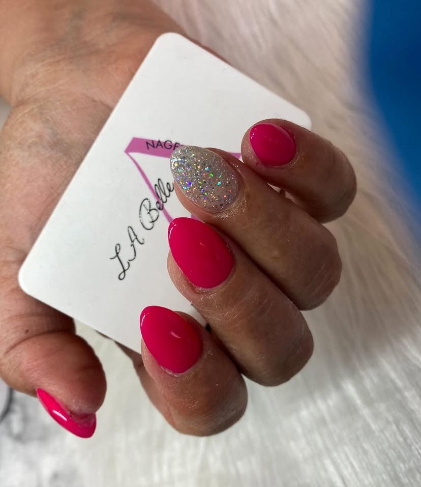 Witte nagels met roze bloemenontwerpen