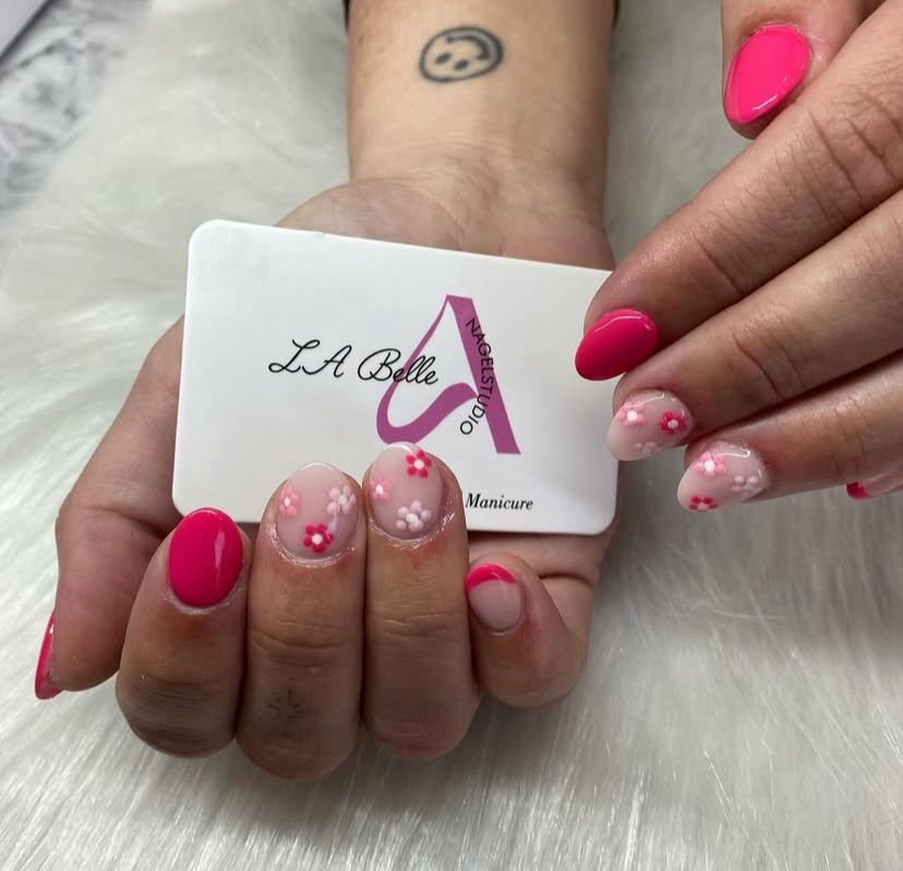 Lichtroze nagels met kleine rode hartjes en boter-kaas-en-eieren ontwerp