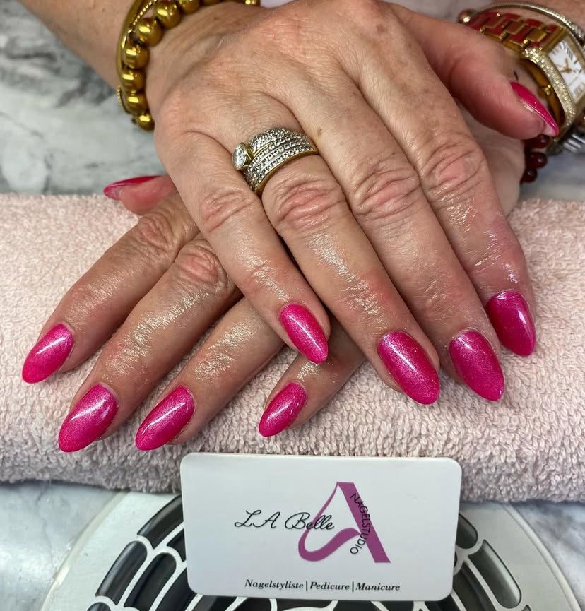 French manicure nagels met een mok met stippen