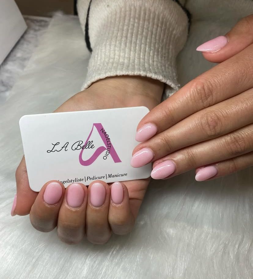 Zwarte en felroze nagels met patroonontwerpen